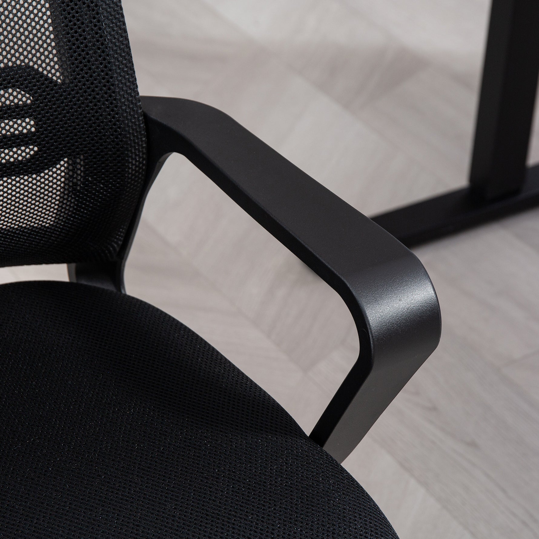 HOMCOM Meeting Chair Standard Ergonomic Support For Office with black mesh back and armrest.