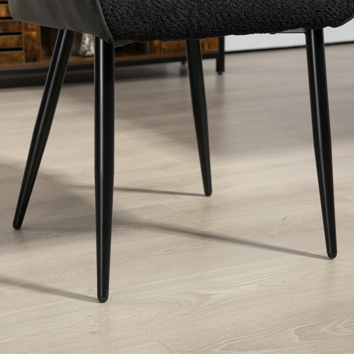 HOMCOM Accent Chair Compact Chenille For Living Room close-up of black metal legs on light wood floor