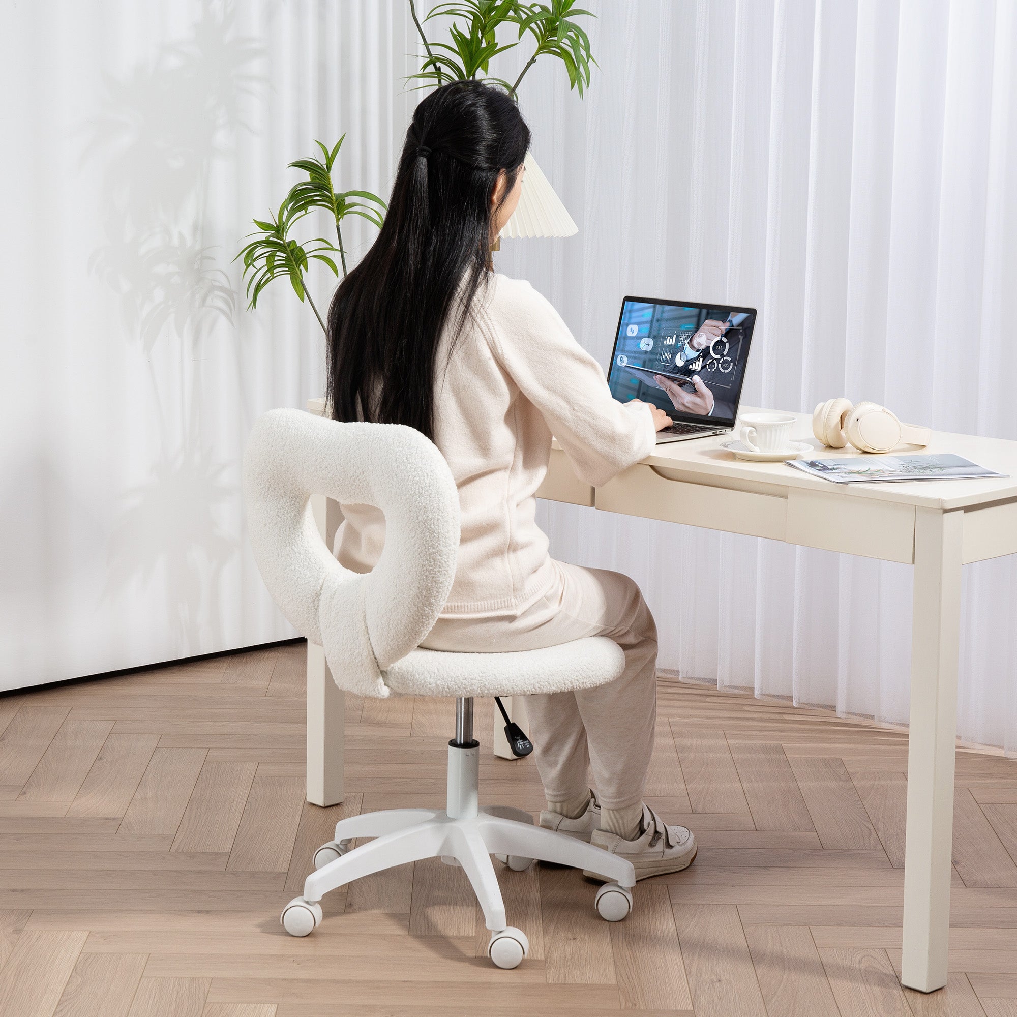 HOMCOM Armless Heart Desk Chair 16in Plush Fleece Vanity with heart-shaped back in white teddy fleece at a cozy desk.