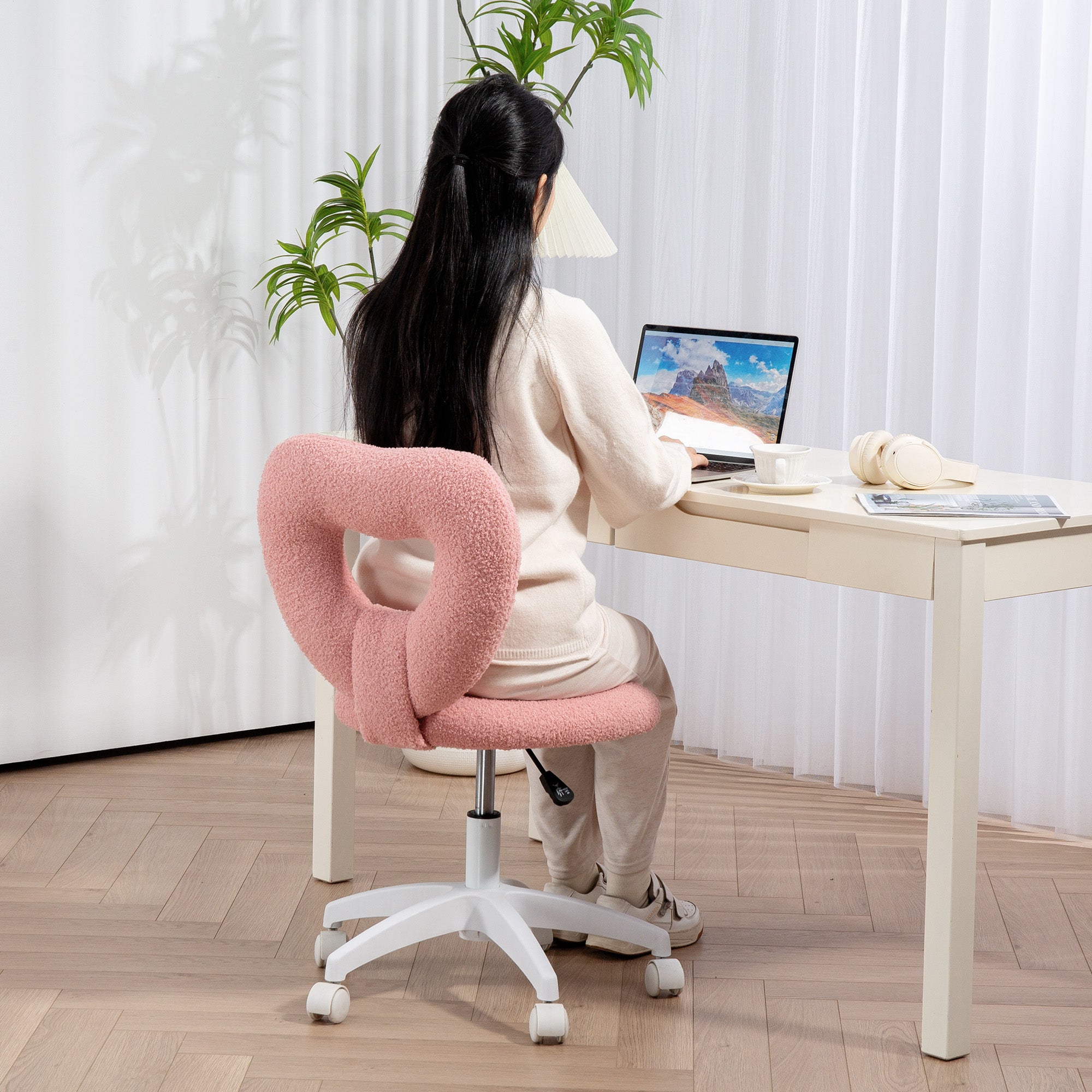 HOMCOM Armless Heart Desk Chair 16in Plush Fleece Vanity in pink plush, shown at a study desk.